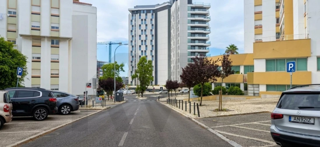 Garagem para Arrendamento em Algés, Linda-A-Velha e Cruz Quebrada-Dafundo Foto 2