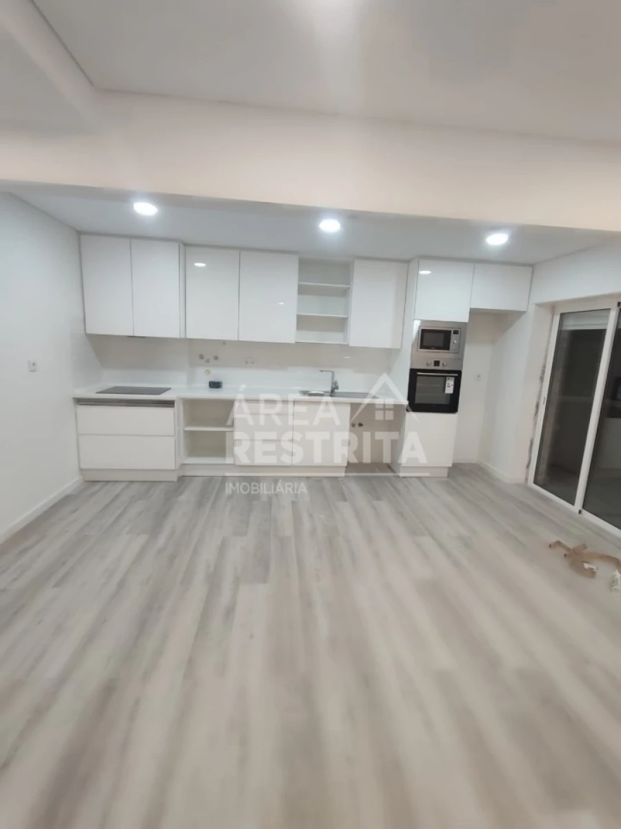 Apartamento T3 para Venda em Laranjeiro e Feijó Foto 2