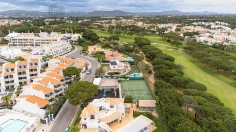Moradia T5 para Venda em Quarteira