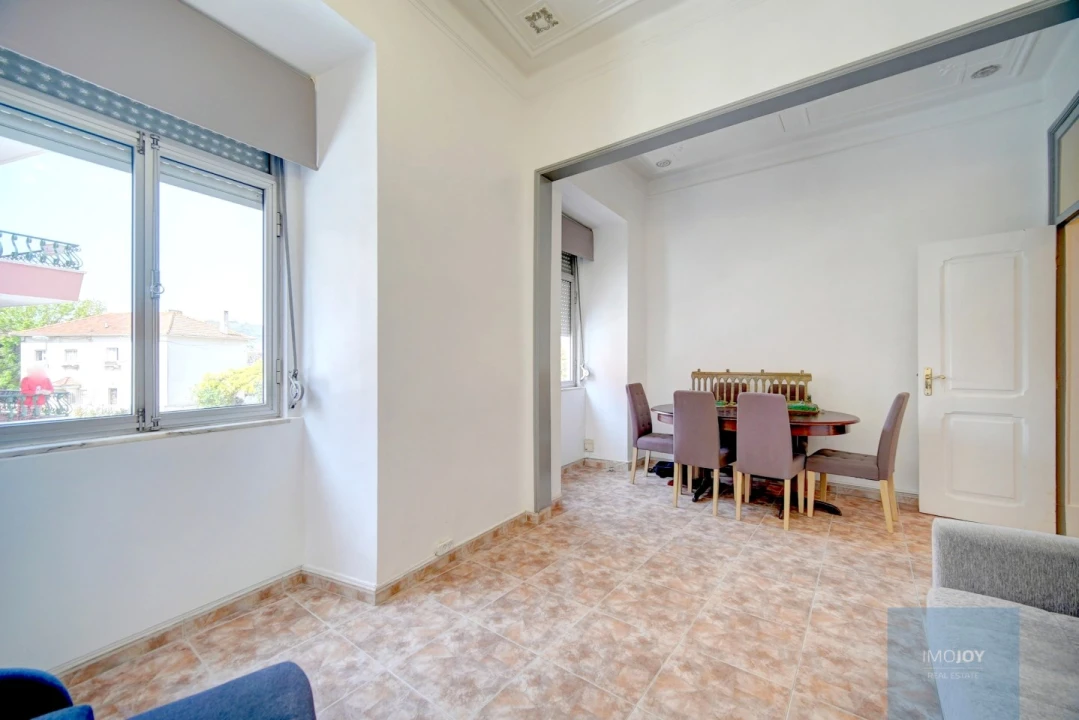 Apartamento T2 para Venda em Campolide Foto 2