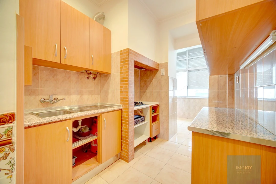 Apartamento T2 para Venda em Campolide Foto 4