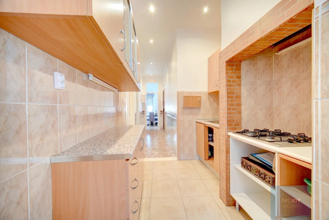 Apartamento T2 para Venda em Campolide Foto 5