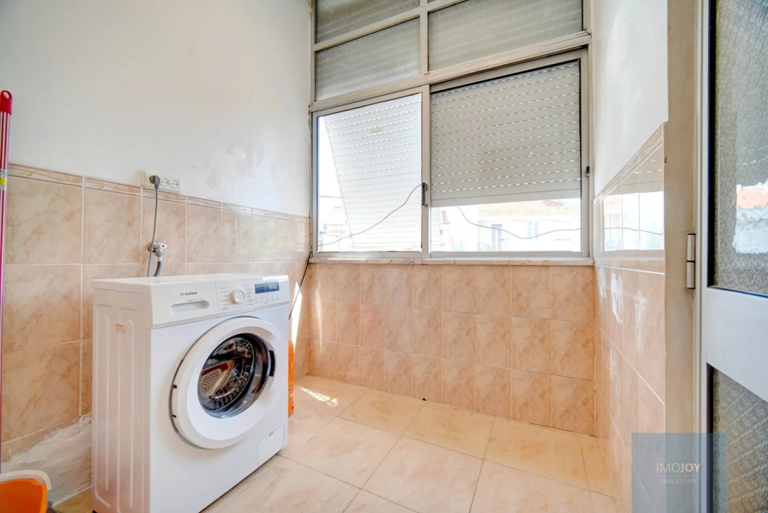 Apartamento T2 para Venda em Campolide Foto 6