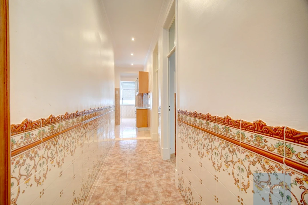 Apartamento T2 para Venda em Campolide Foto 8