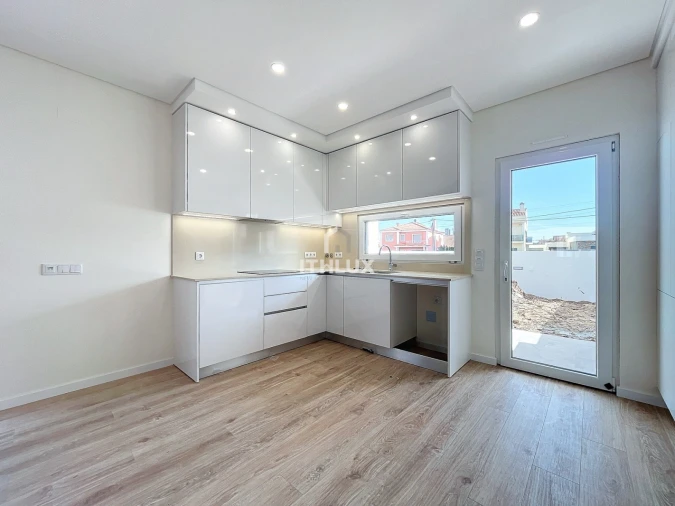 Apartamento T3 para Venda em Fernao Ferro Foto 2