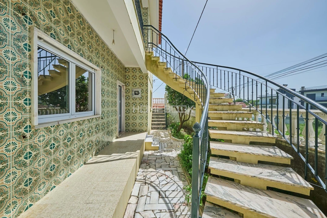 Moradia T6 para Venda em Vialonga Foto 4