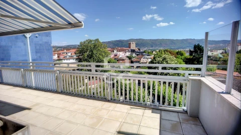 Apartamento T2 para Arrendamento em Santa Maria Maior