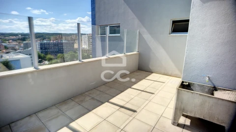 Apartamento T2 para Arrendamento em Santa Maria Maior