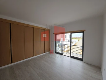 Moradia T5 para Venda em Laranjeiro e Feijó