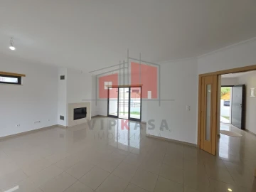 Moradia T5 para Venda em Laranjeiro e Feijó