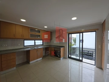 Moradia T5 para Venda em Laranjeiro e Feijó