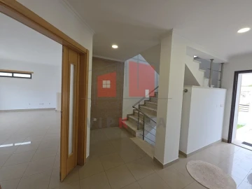 Moradia T5 para Venda em Laranjeiro e Feijó