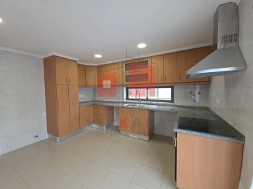 Moradia T5 para Venda em Laranjeiro e Feijó