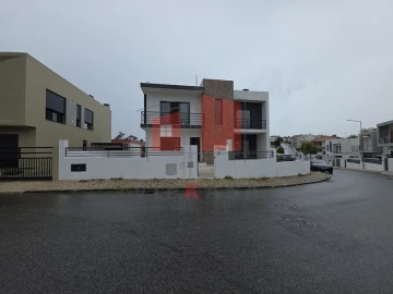 Moradia T5 para Venda em Laranjeiro e Feijó