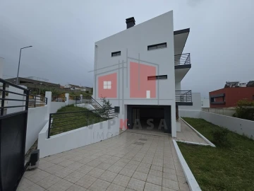 Moradia T5 para Venda em Laranjeiro e Feijó