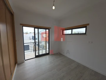 Moradia T5 para Venda em Laranjeiro e Feijó