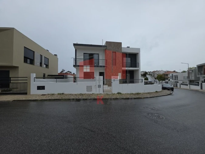 Moradia T5 para Venda em Laranjeiro e Feijó