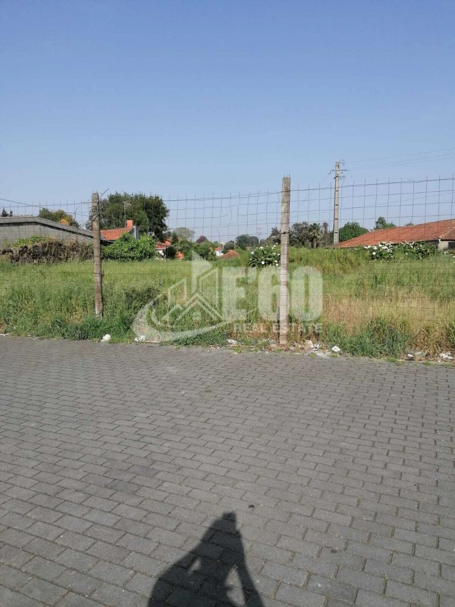 Terreno para Venda em Paços de Brandão Foto 2