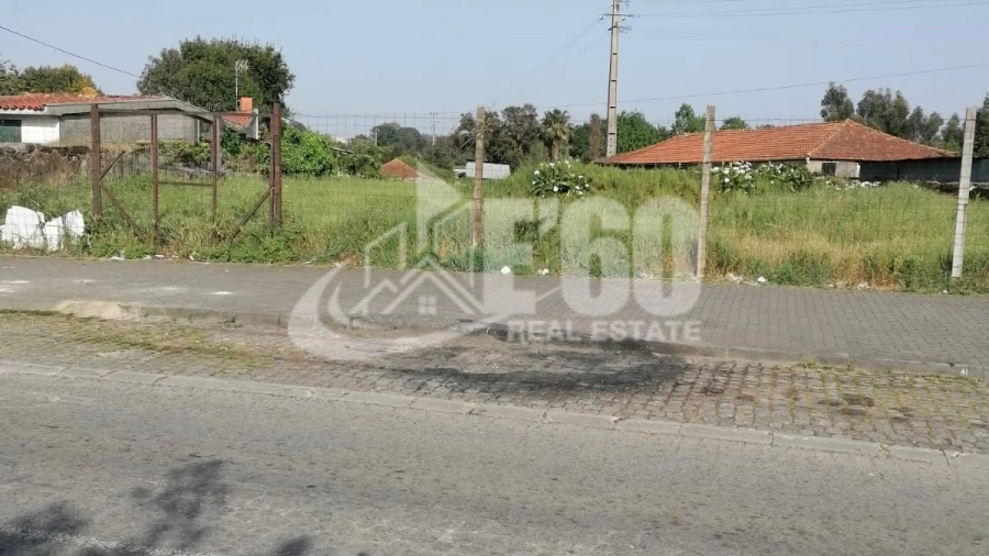 Terreno para Venda em Paços de Brandão