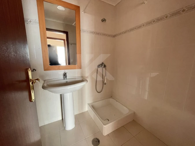 Apartamento T2 para Arrendamento em Caniço Foto 16