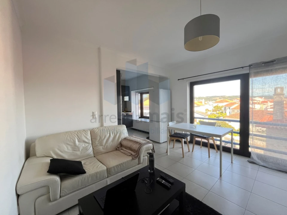 Apartamento T1 para Arrendamento em Santo Antonio dos Olivais Foto 1