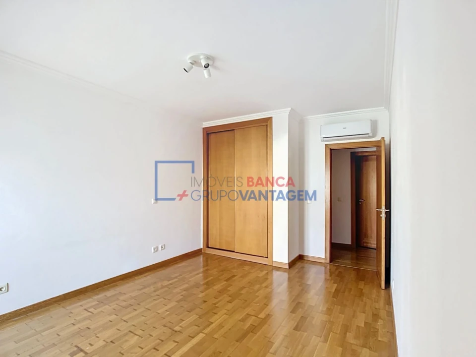 Apartamento T4 para Venda em Santa Maria e São Miguel, São Martinho, São Pedro Penaferrim Foto 13