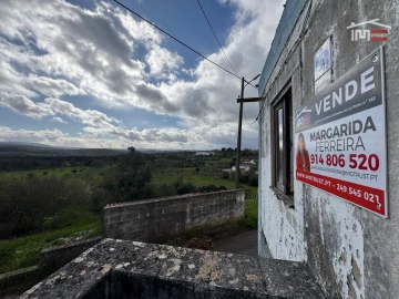 Moradia T3 para Venda em Nossa Senhora das Misericordias