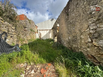 Moradia T3 para Venda em Nossa Senhora das Misericordias