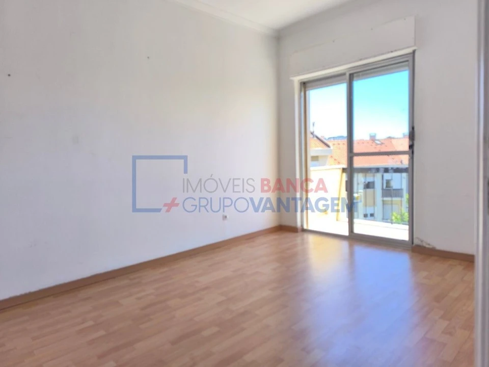 Apartamento T2 para Venda em Carnaxide e Queijas Foto 1