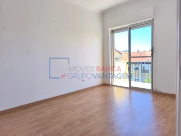 Apartamento T2 para Venda em Carnaxide e Queijas