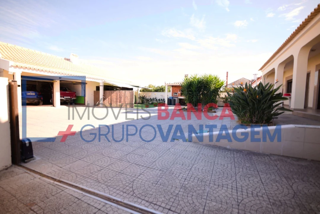 Moradia T4 para Venda em Sarilhos Grandes Foto 6