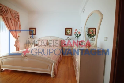 Moradia T4 para Venda em Sarilhos Grandes