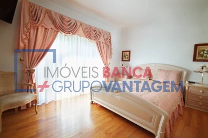 Moradia T4 para Venda em Sarilhos Grandes