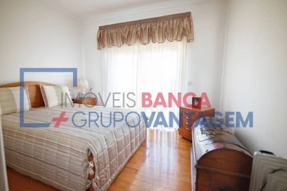 Moradia T4 para Venda em Sarilhos Grandes