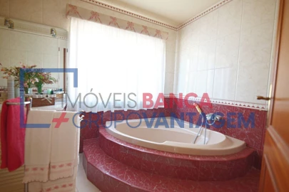 Moradia T4 para Venda em Sarilhos Grandes