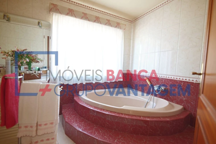 Moradia T4 para Venda em Sarilhos Grandes Foto 25