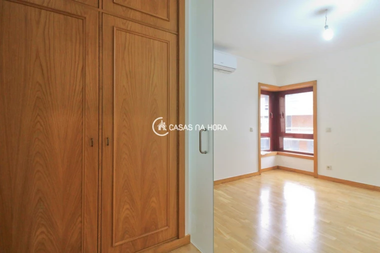 Apartamento T4 para Arrendamento em Ramalde Foto 21