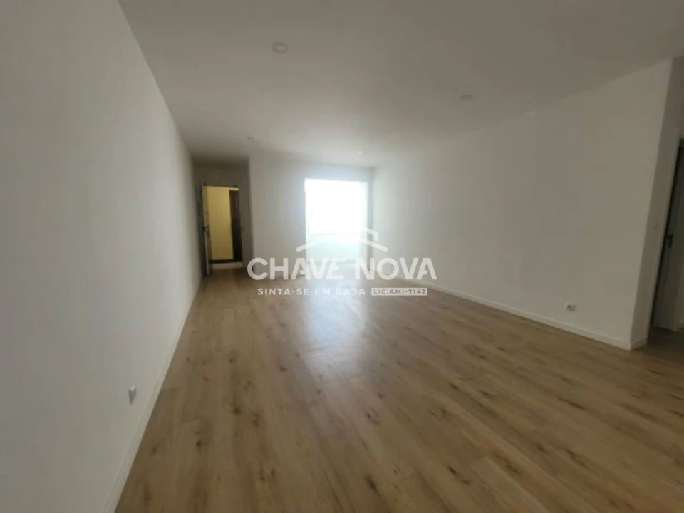 Apartamento T3 para Arrendamento em Santo António Foto 2