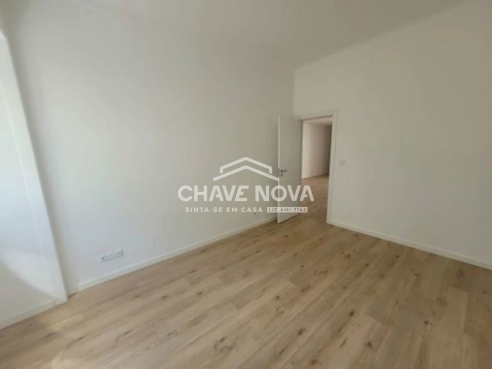 Apartamento T3 para Arrendamento em Santo António Foto 5