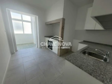 Apartamento T3 para Arrendamento em Santo António