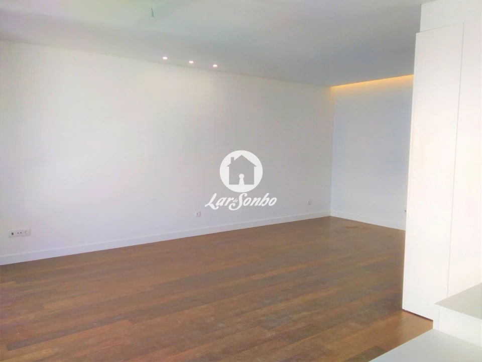 Apartamento T4 para Venda em Cedofeita, Santo Ildefonso, Sé, Miragaia, São Nicolau e Vitória Foto 2