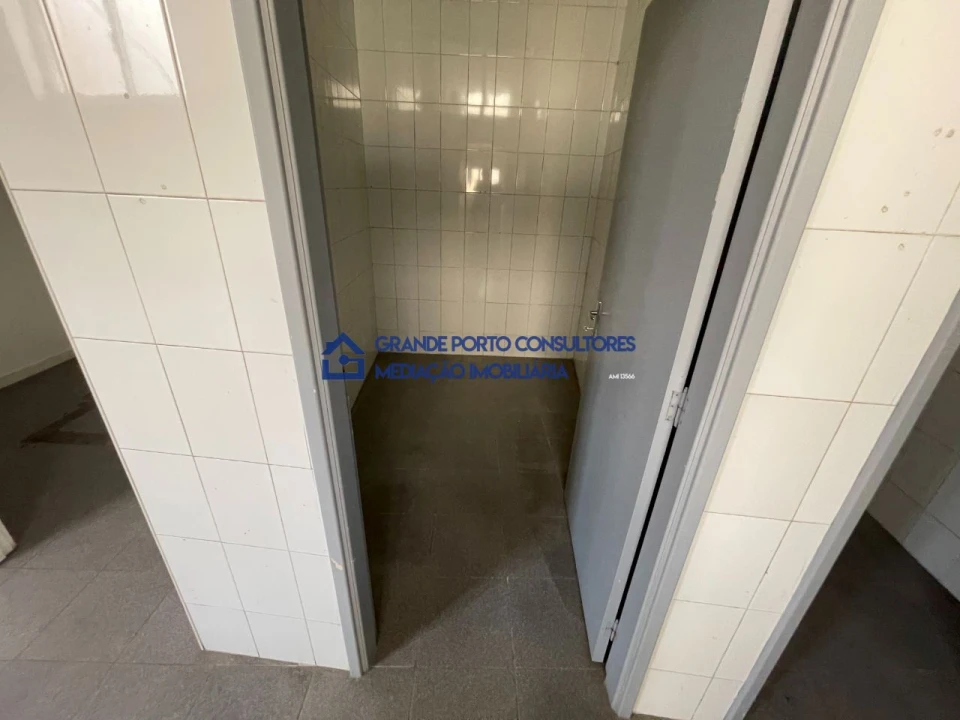 Loja para Arrendamento em Rio Tinto Foto 13