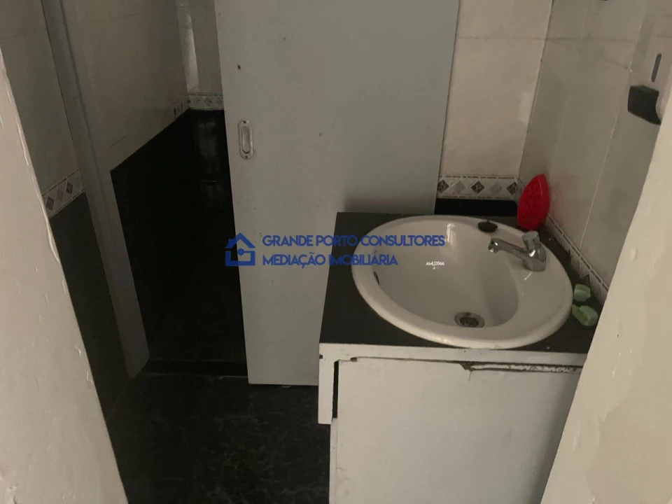 Loja para Arrendamento em Rio Tinto Foto 16