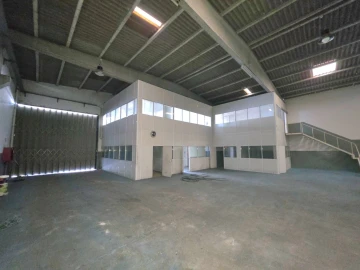 Armazém para Arrendamento em Canelas