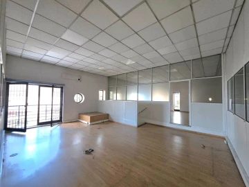 Armazém para Arrendamento em Canelas