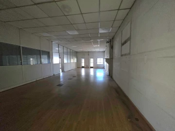 Armazém para Arrendamento em Canelas