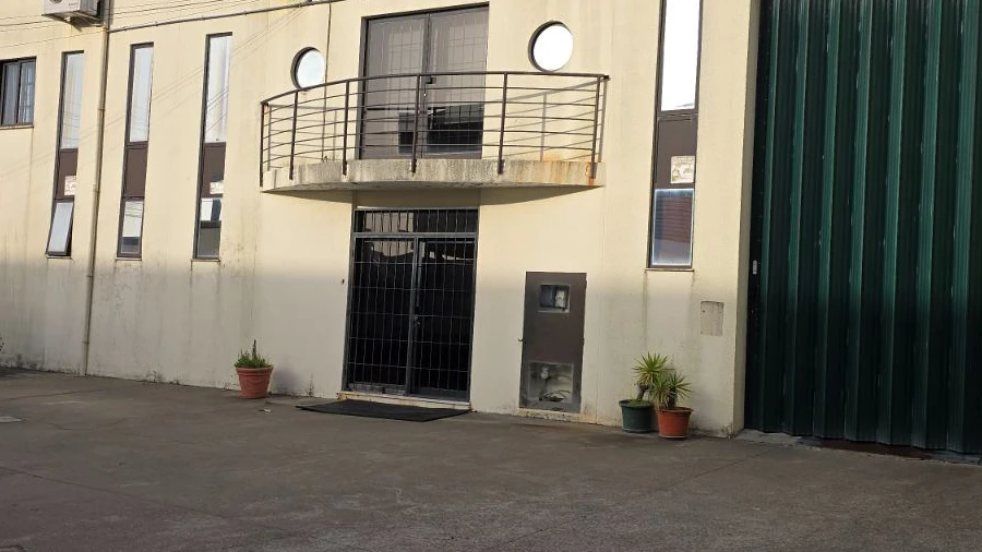 Armazém para Arrendamento em Canelas