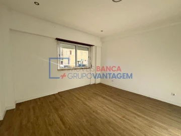 Apartamento T3 para Venda em Ramada e Caneças