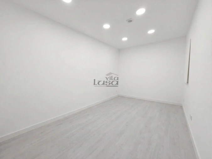 Loja para Venda em Vilar de Andorinho Foto 6