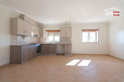 Moradia T3 para Arrendamento em Atouguia